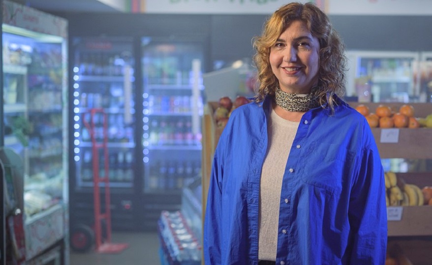 en la imagen se ve una mujer en un supermercado 