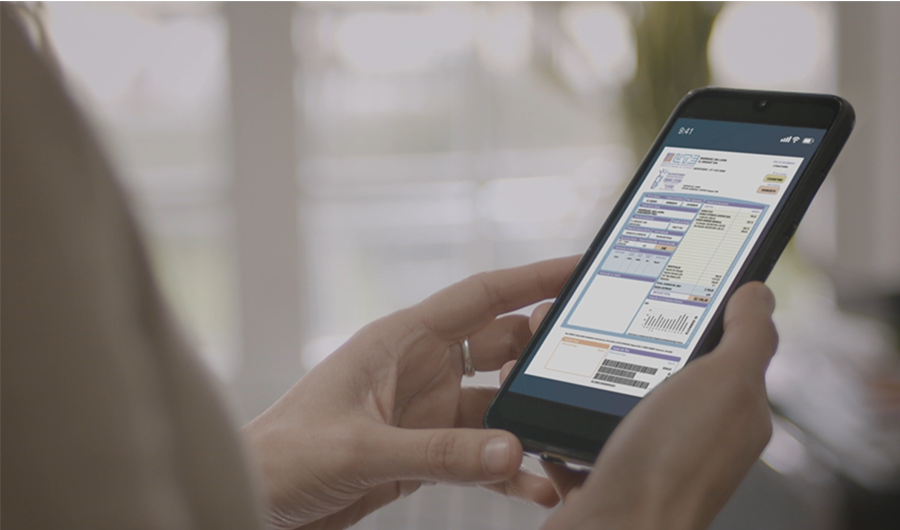 Clienta observando su factura desde el celular