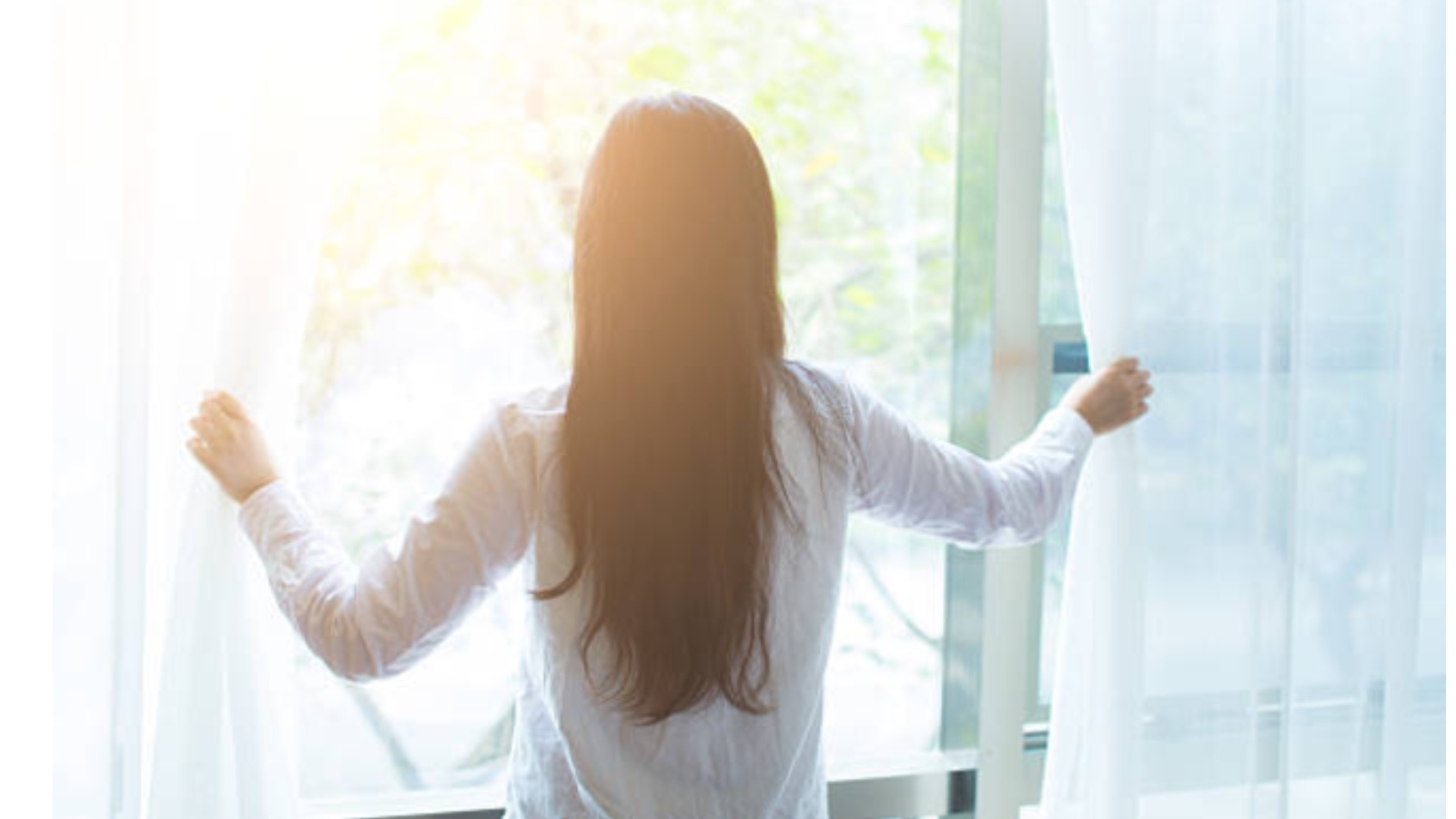 mujer mirando a través de la ventana