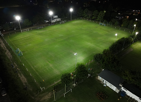 cancha de fútbol iluminada