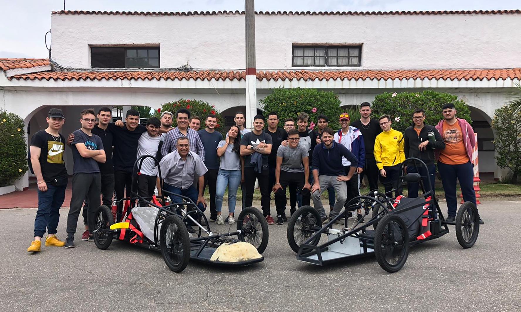 Alumnos con sus prototipos