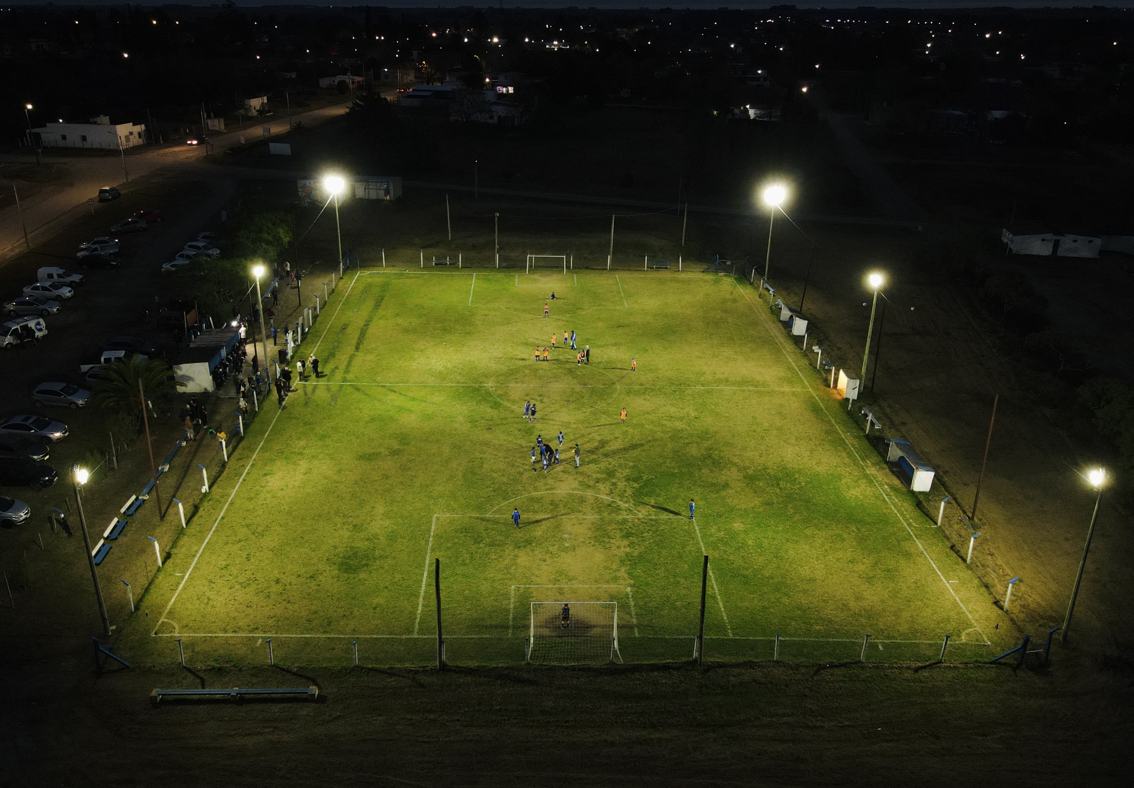 Vista aérea cancha iluminada