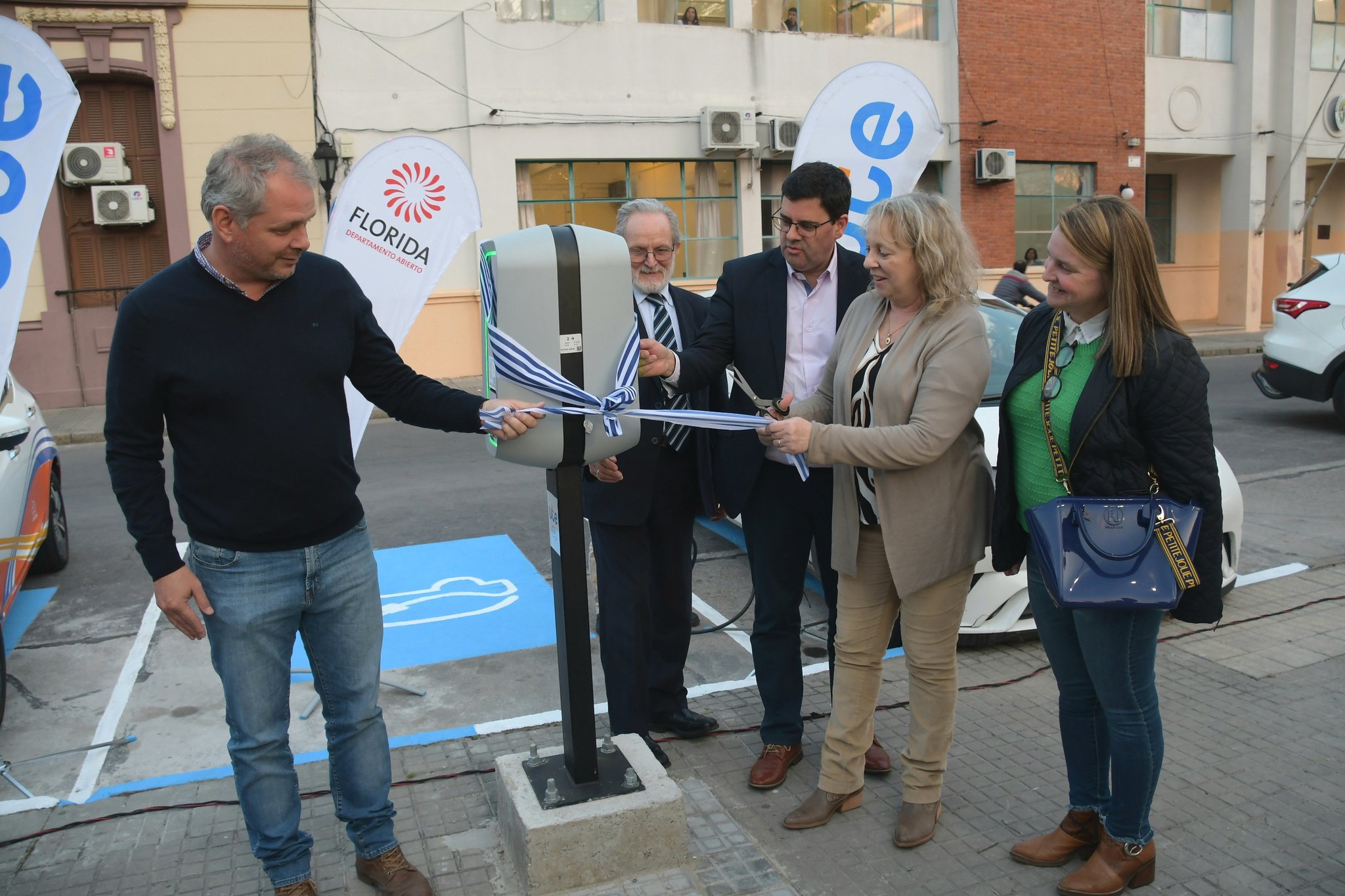 Inauguración de Puesto de Carga para vehículos eléctricos en Florida