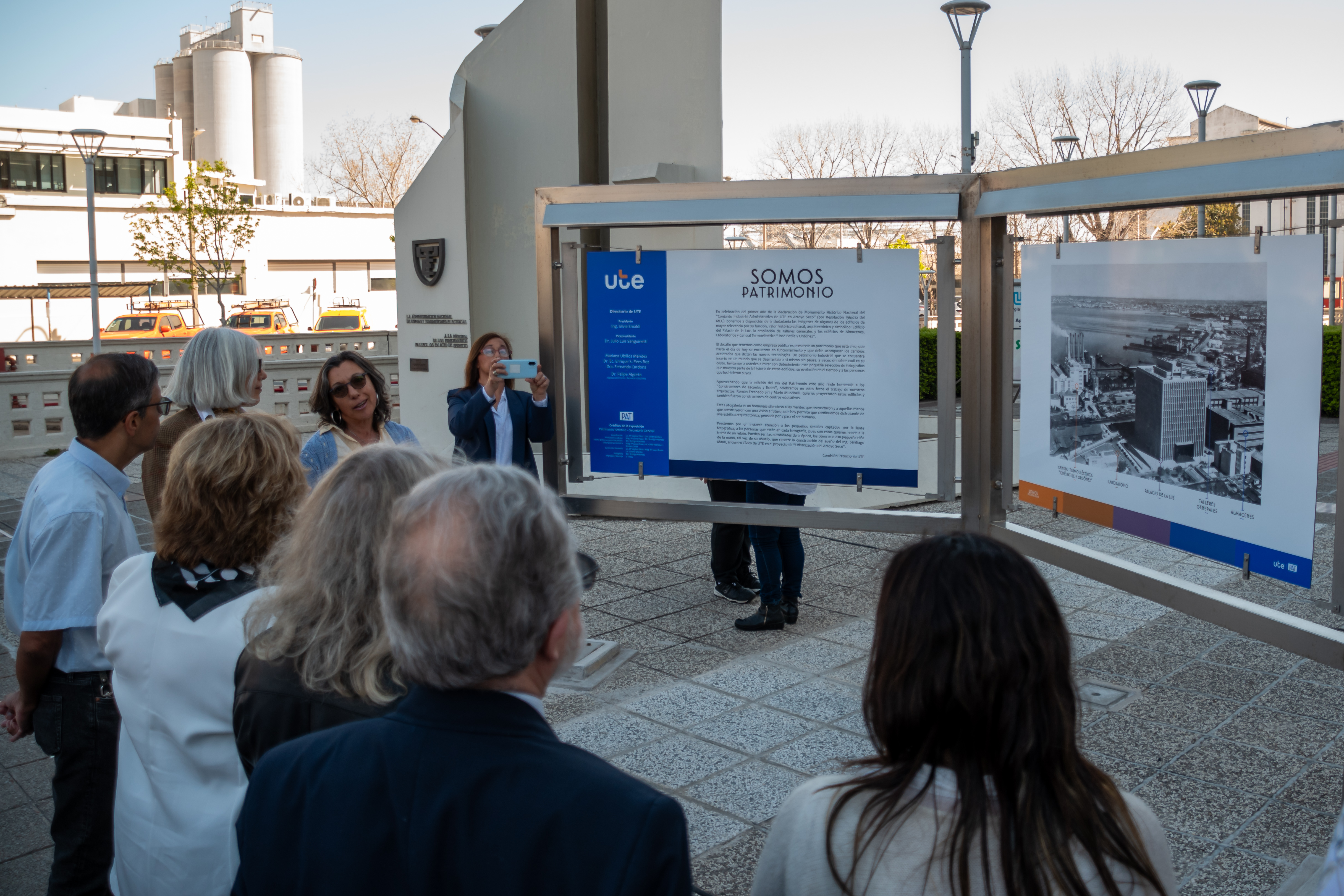 La nueva versión de la Fotogalería ubicada al frente del Palacio de la Luz, ilustra el complejo arquitectónico, industrial y administrativo de la empresa.