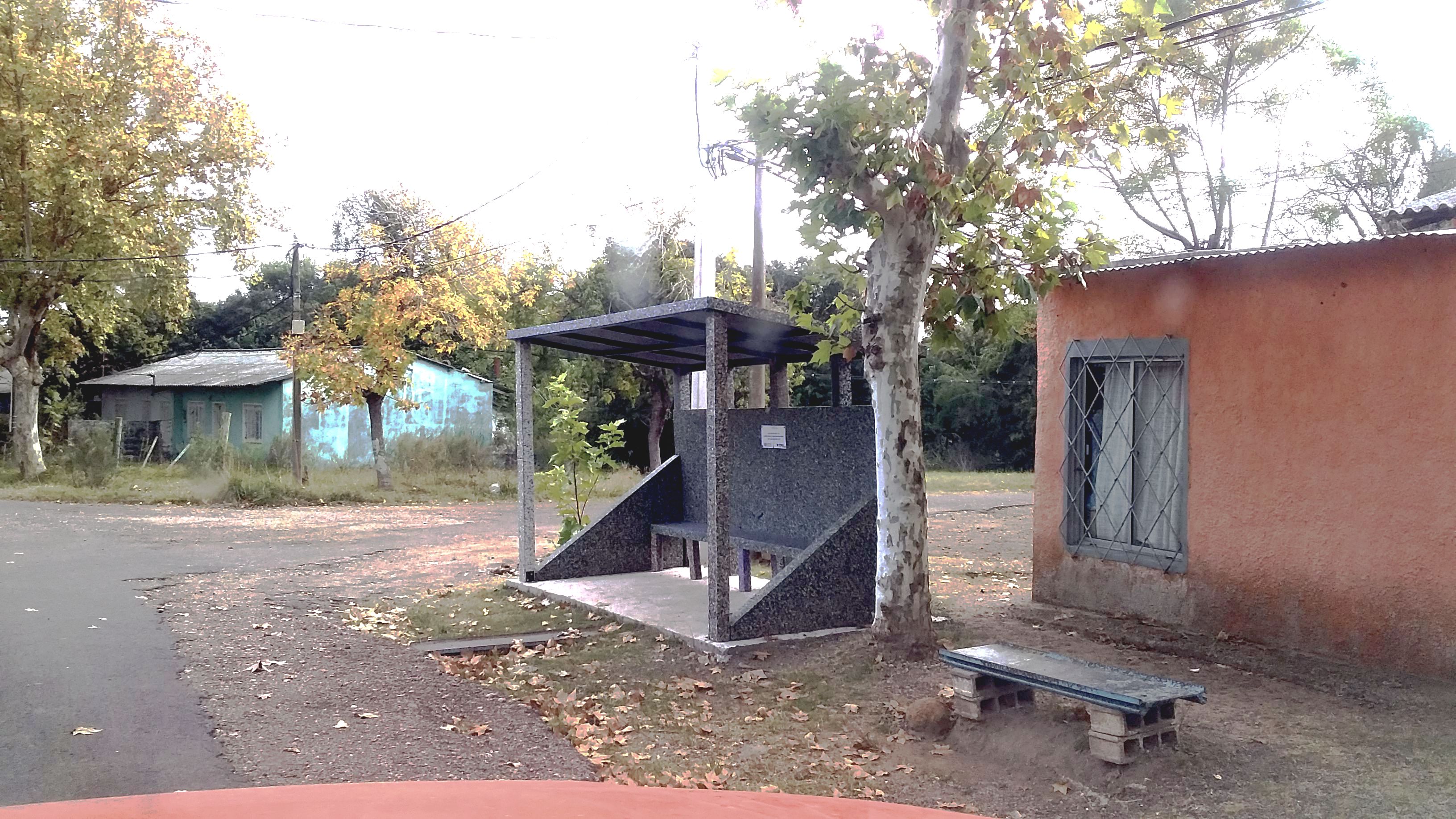 Refugio para parada de ómnibus realizado con plástico reciclado