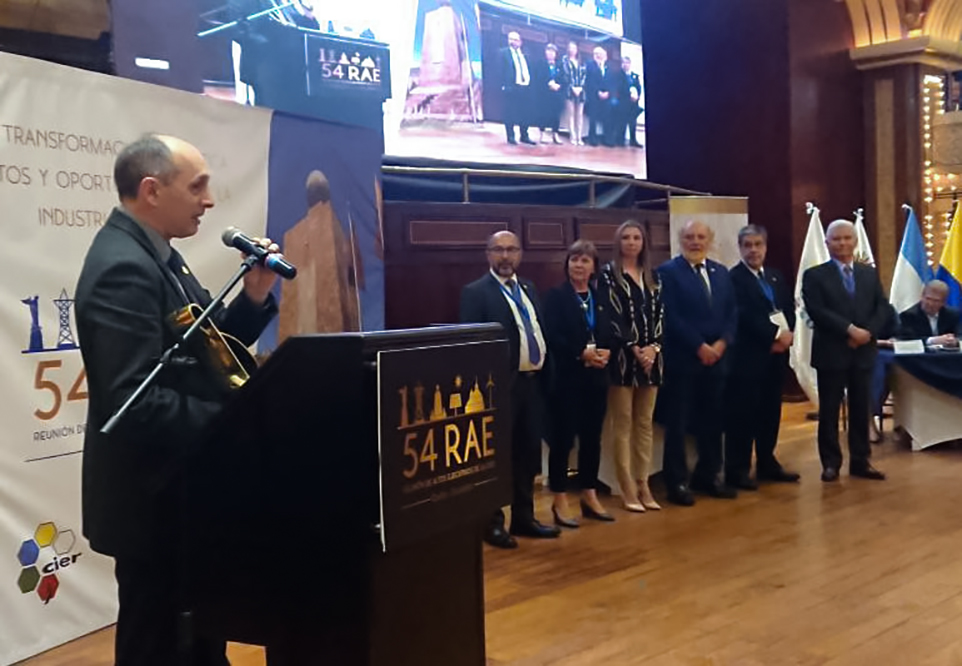 Presidente de UTE haciendo uso de la palabra en entrega de premio CIER 2019