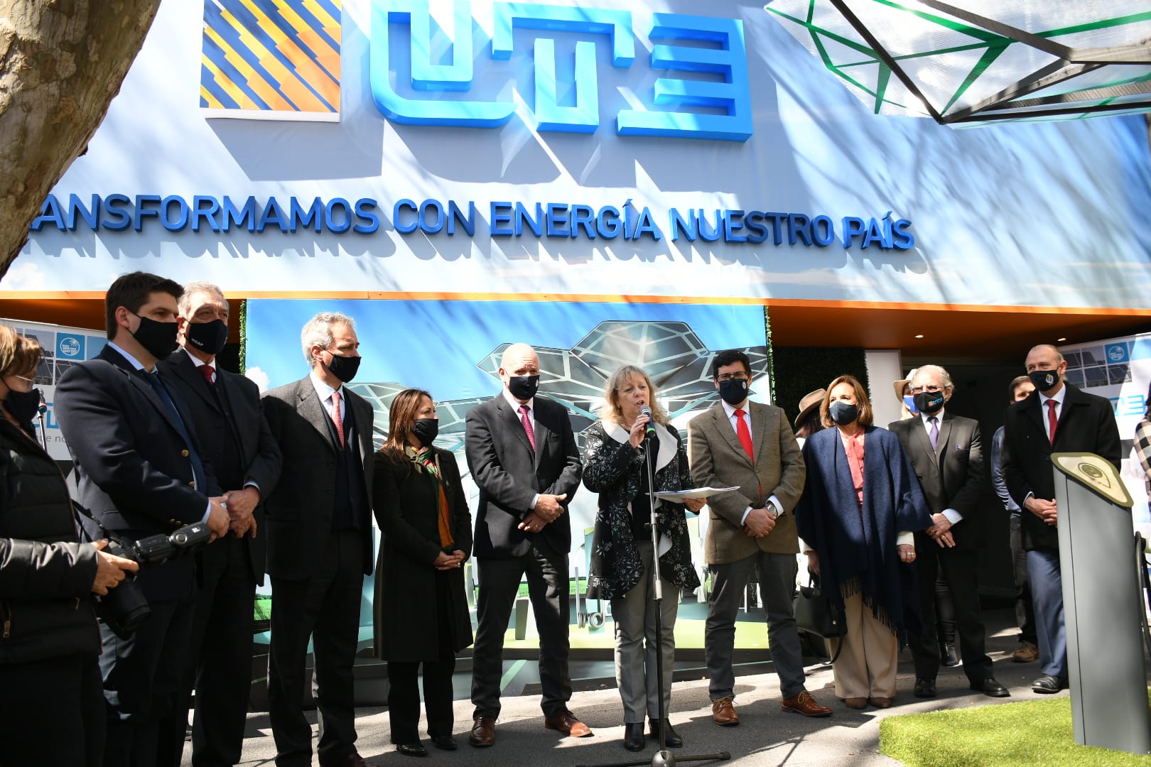 Autoridades de UTE, MIEM y MGAP en la inauguración del stand