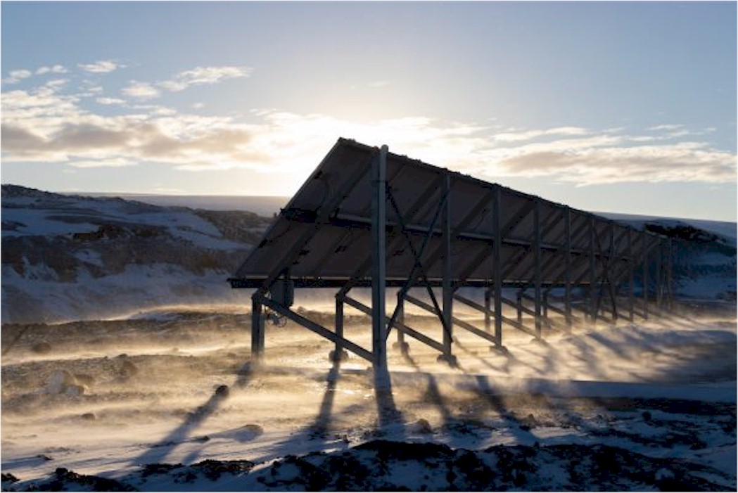 Paneles solares en Base Artigas de la Antártida