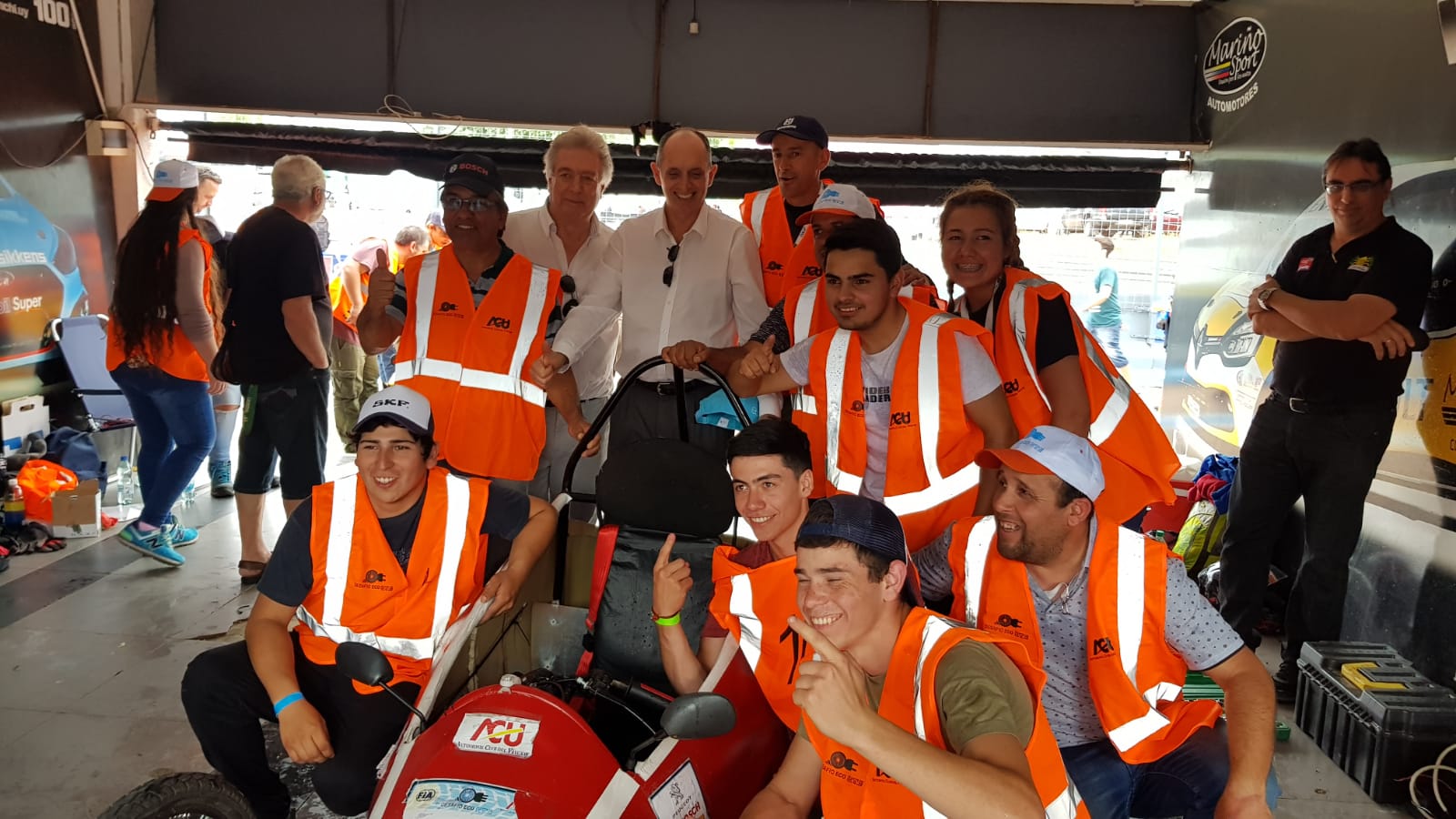 Presidente de UTE con los ganadores de la competencia