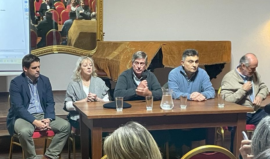 Felipe Algorta, Director de UTE; Silvia Emaldi Presidenta de UTE;  Guillermo Besozzi, intendente de Soriano; Isaac Alfie, Director de OPP y Benjamín Irazábal, Subdirector de OPP.