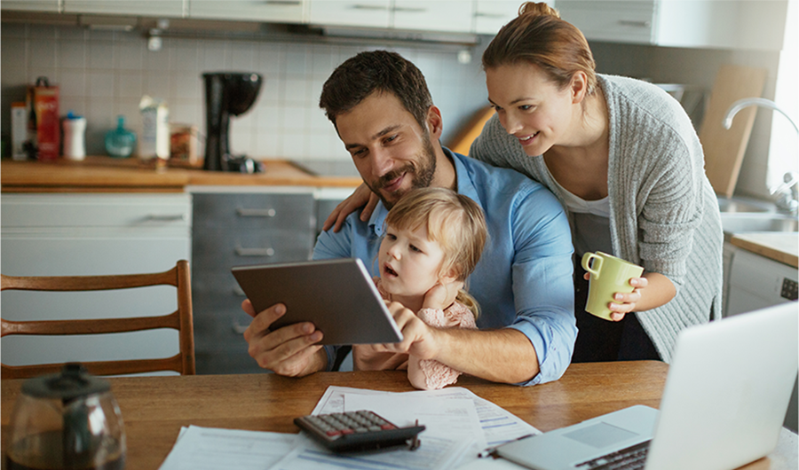 Imagen de una familia analizando la modalidad de pago Cuota Fija