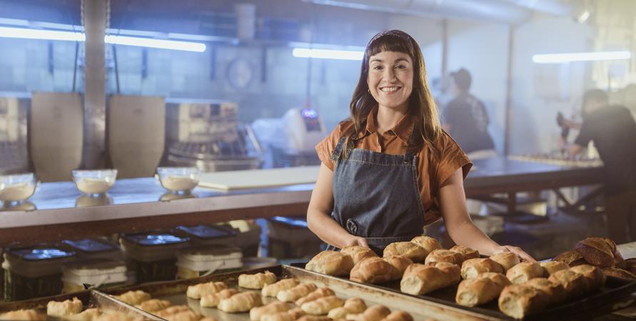 mujer emprendedora en panadería. Plan Inteligente Pymes