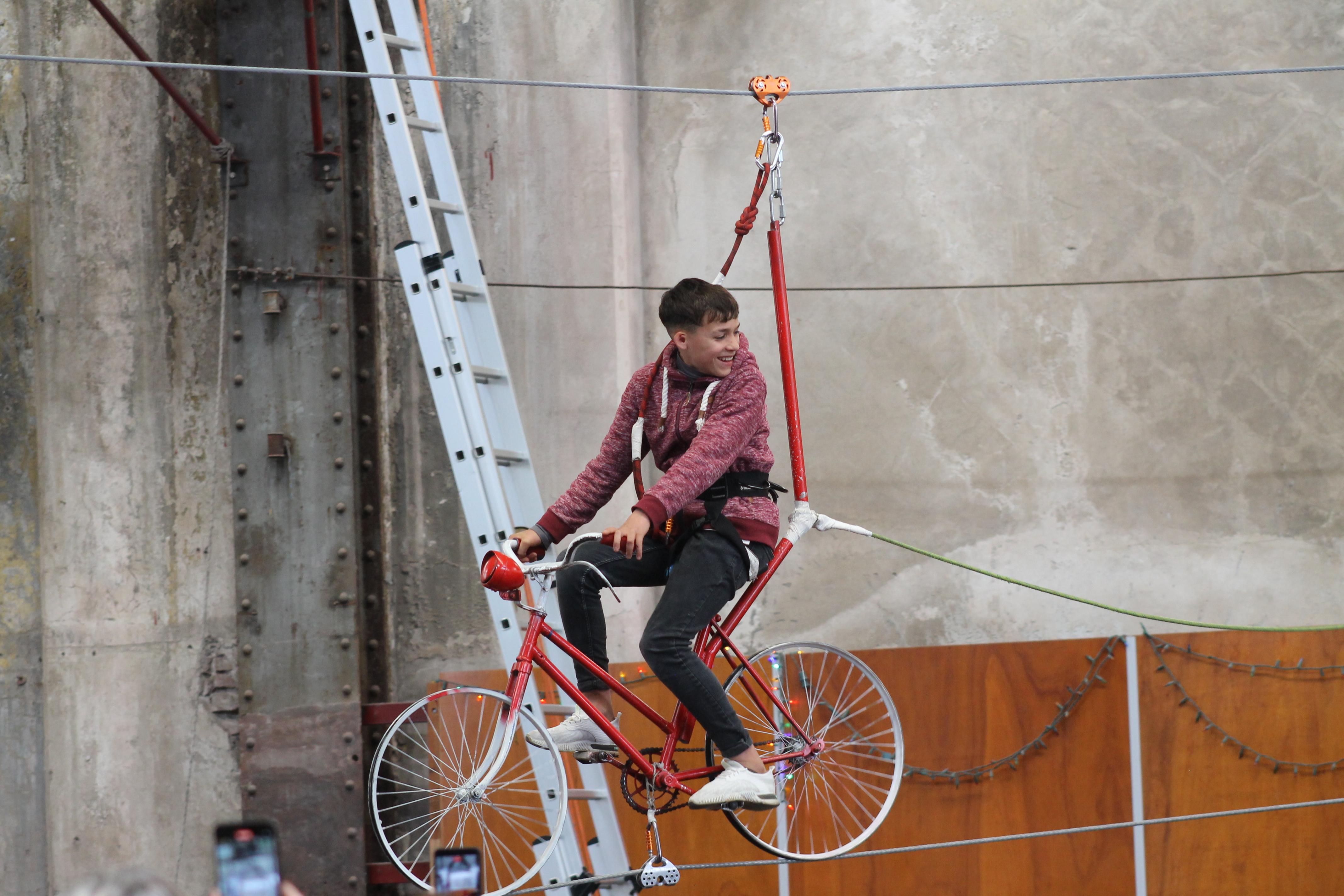Jornada 3: Niño pedaleando en la "bici voladora"