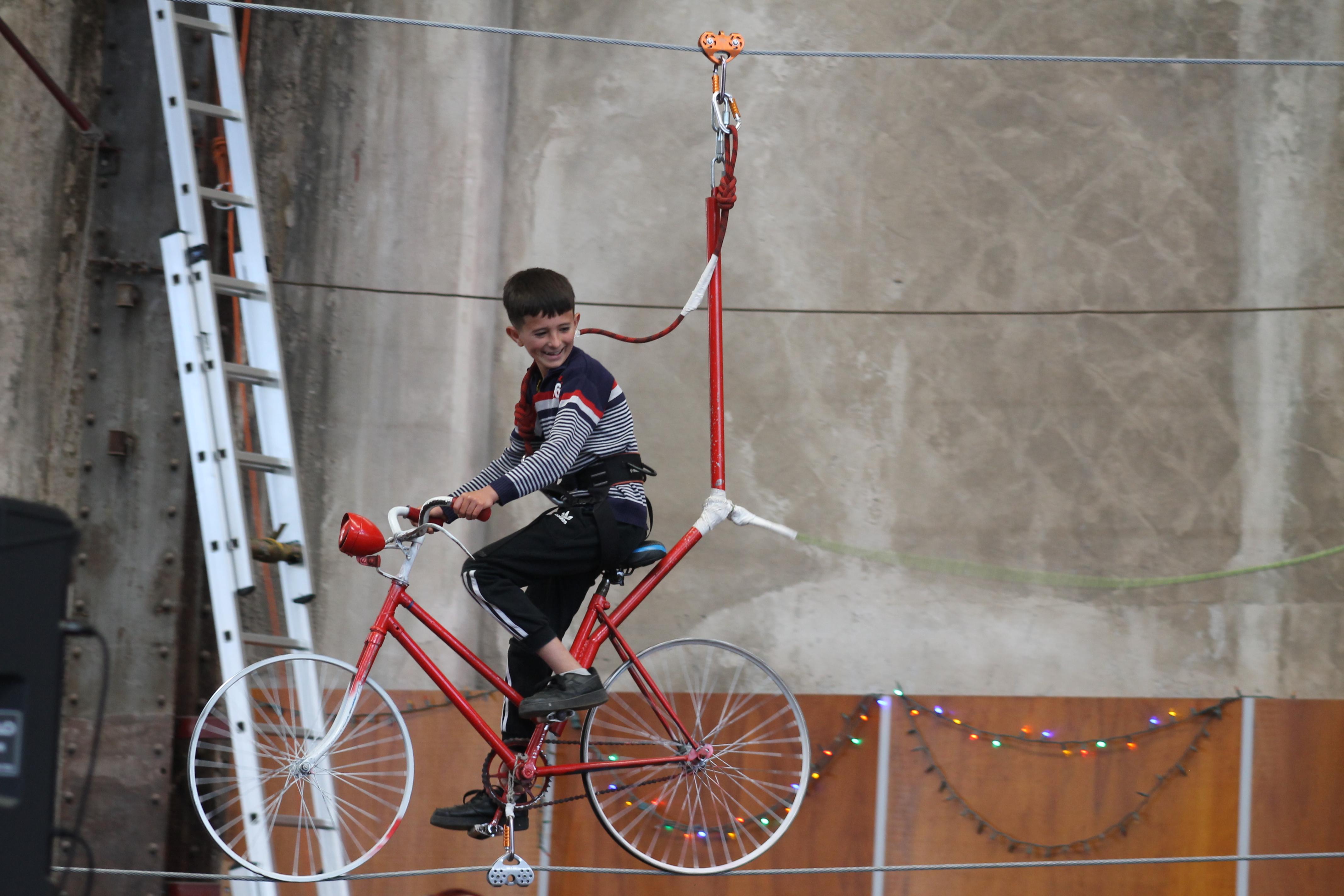 Jornada 2: Niño andando en la "bici voladora"