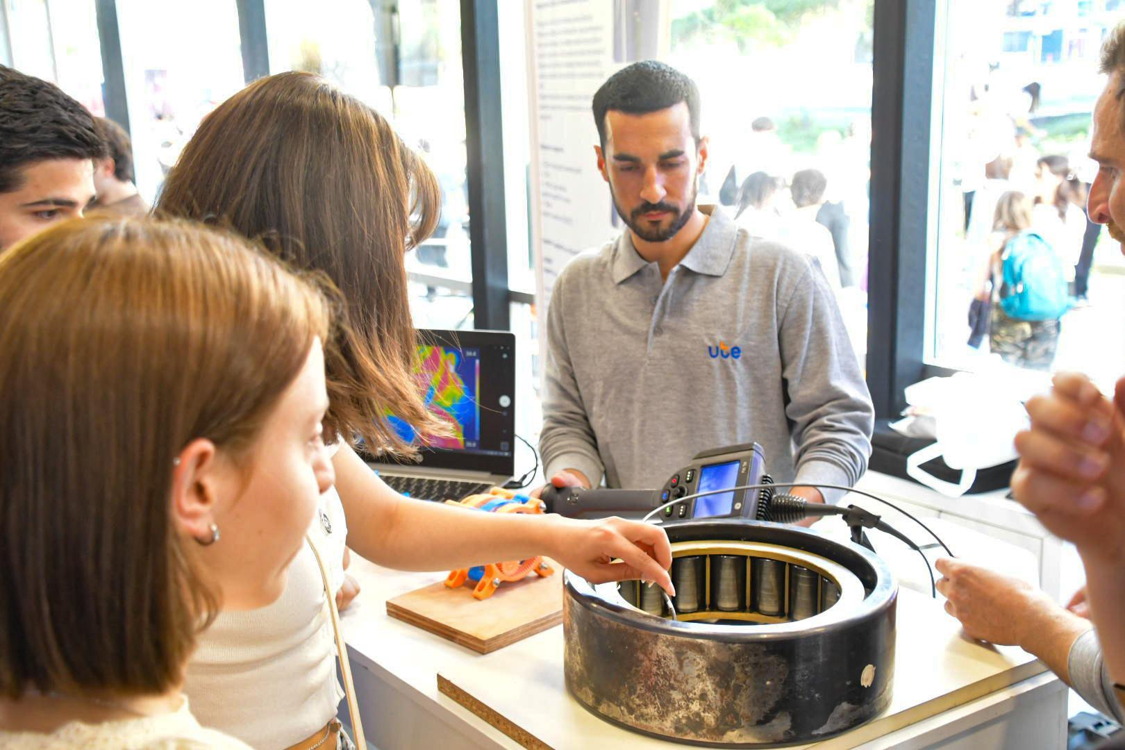 Acercando la realidad del sector energético a quienes están formándose en el mundo de la ingeniería: UTE en la feria Ingeniería deMuestra 2025