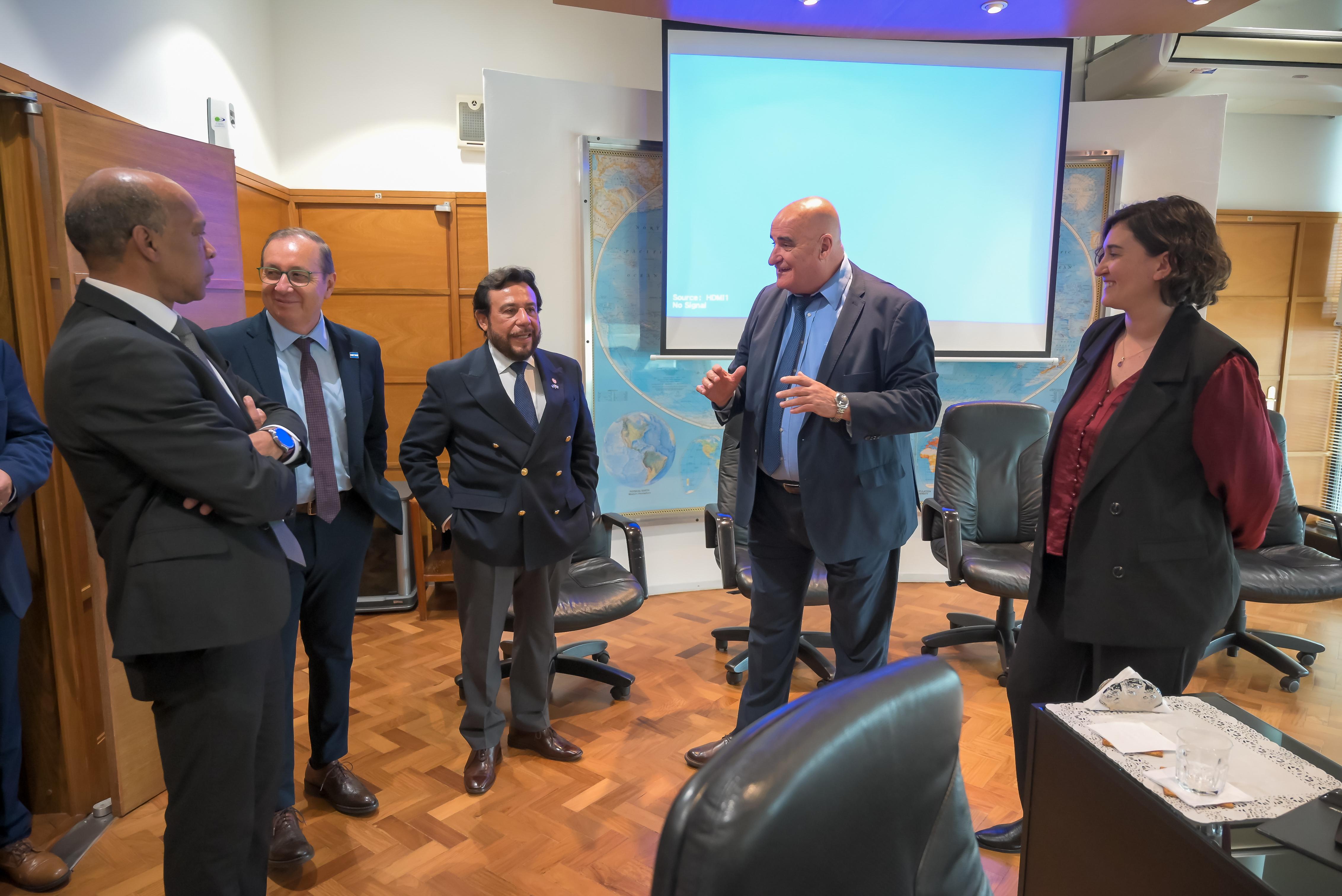 Vicepresidente de El Salvador destacó el avance de Uruguay en energías renovables y movilidad eléctrica