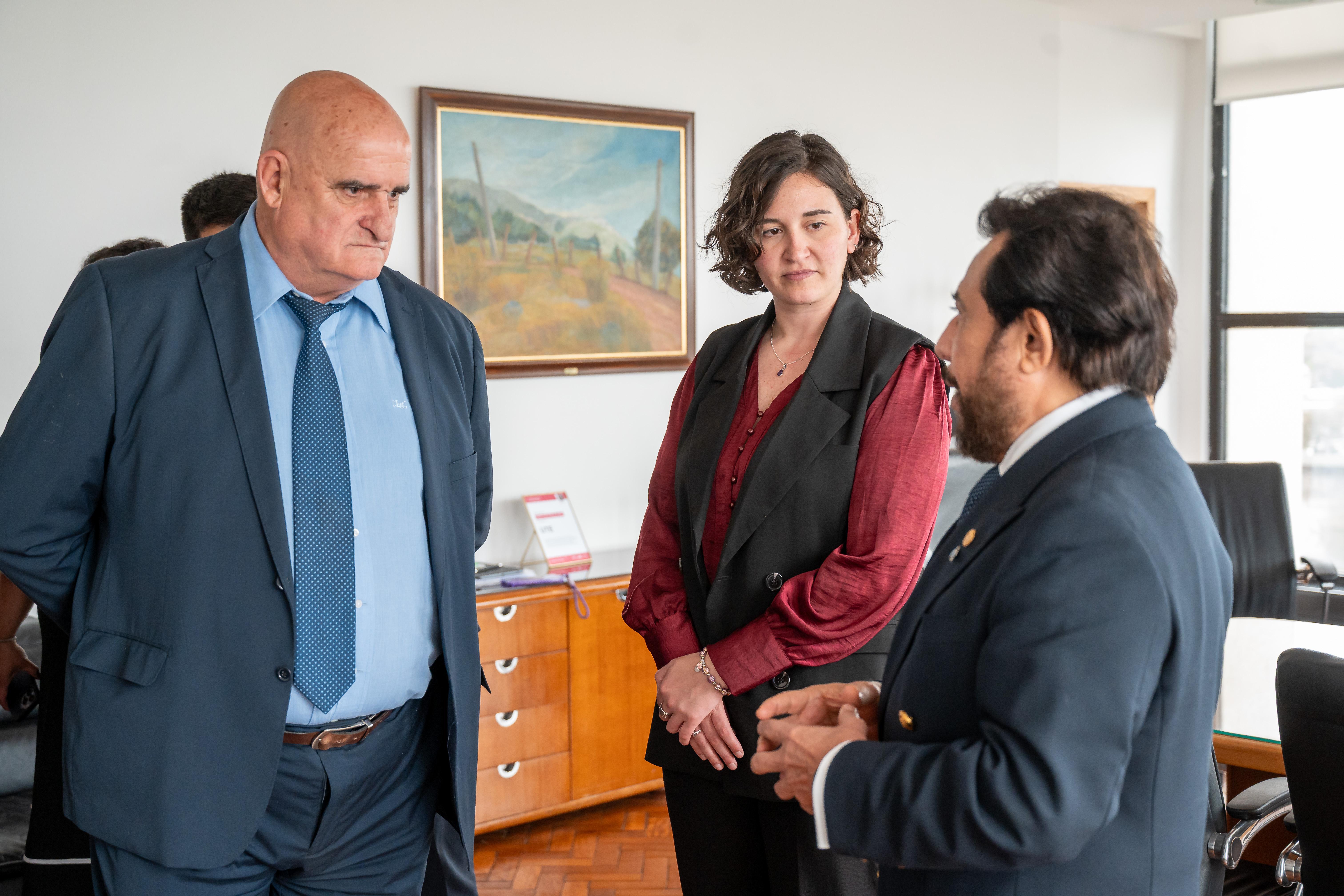 Vicepresidente de El Salvador destacó el avance de Uruguay en energías renovables y movilidad eléctrica