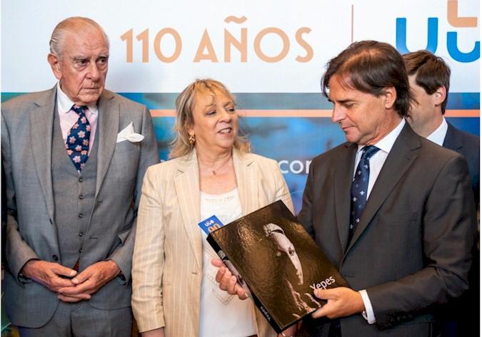 El presidente Lacalle recibe de obsequio un libro del artista Eduardo Yepes