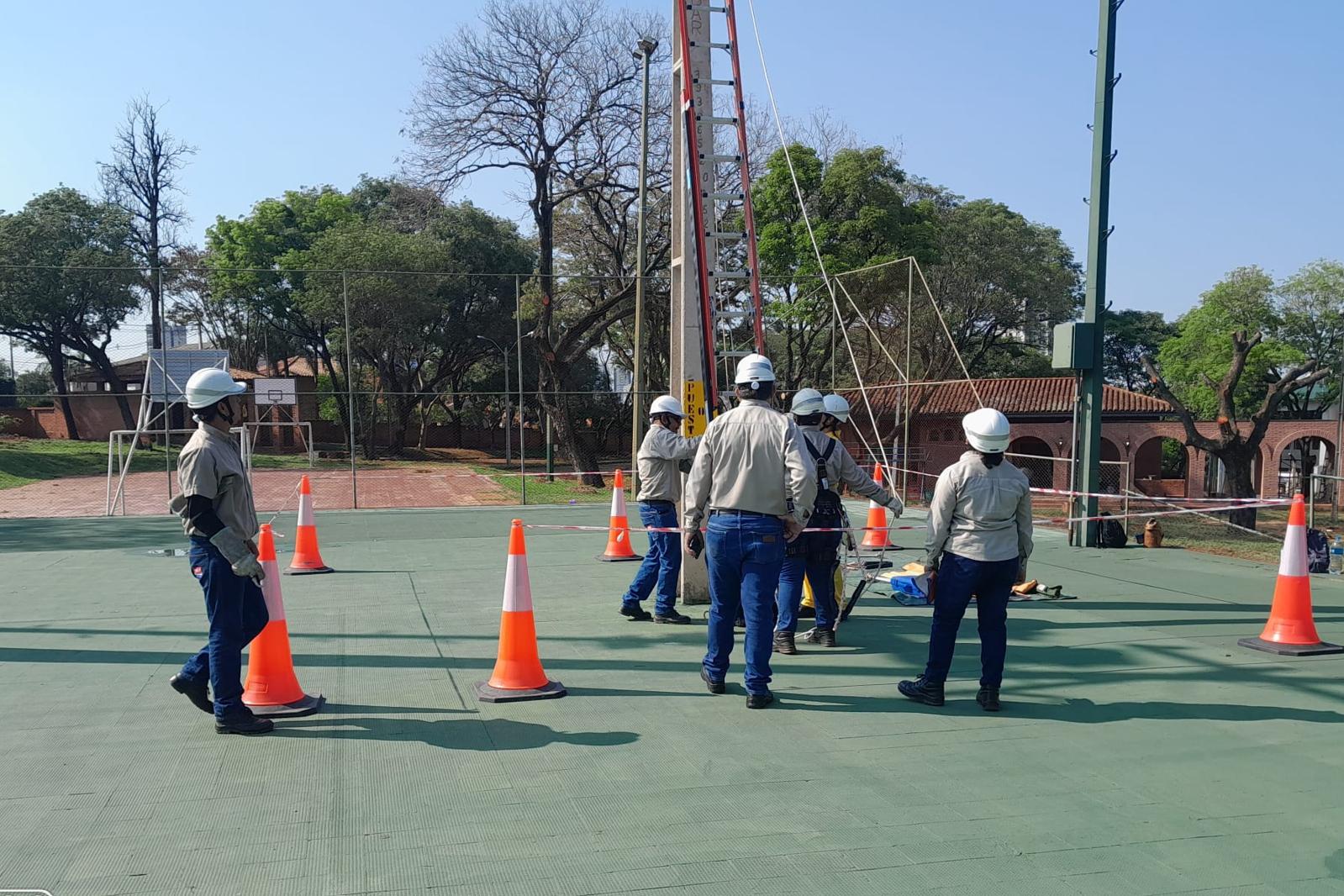 Brigadas de Distribución de UTE en competencia técnica internacional de CIER en Paraguay