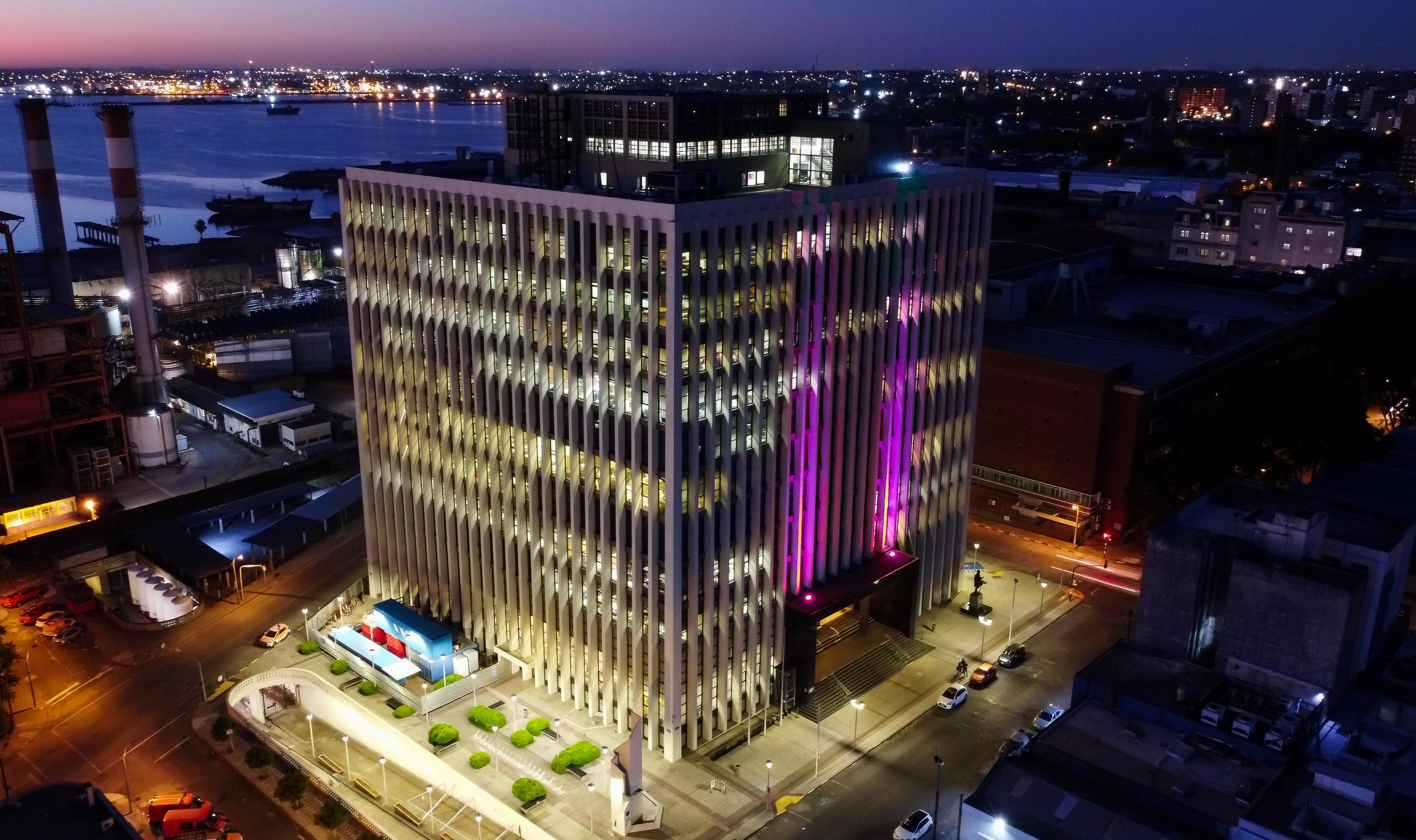 El Palacio desde el aire, iluminado durante el "Mes de la Mujer", en marzo 2022