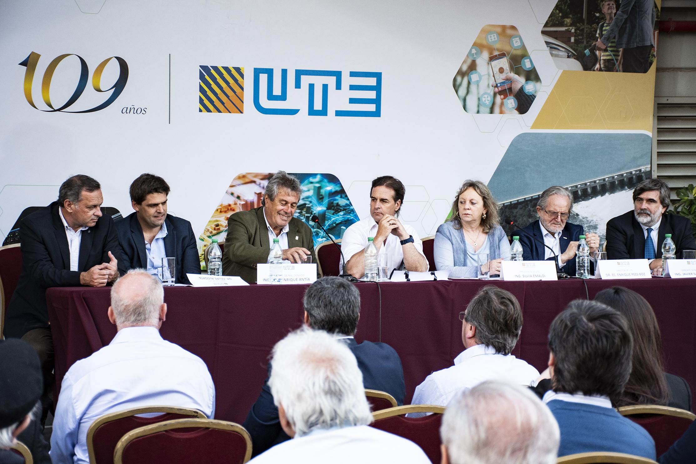 Secretario de Presidencia Alvaro Delgado, director Felipe Algorta, Intendente de Maldonado Enrique Antía, Presidente de la República Luis Lacalle Pou, presidenta Silvia Emaldi, director Enrique Pées Boz y gerente general Javier San Cristóbal.