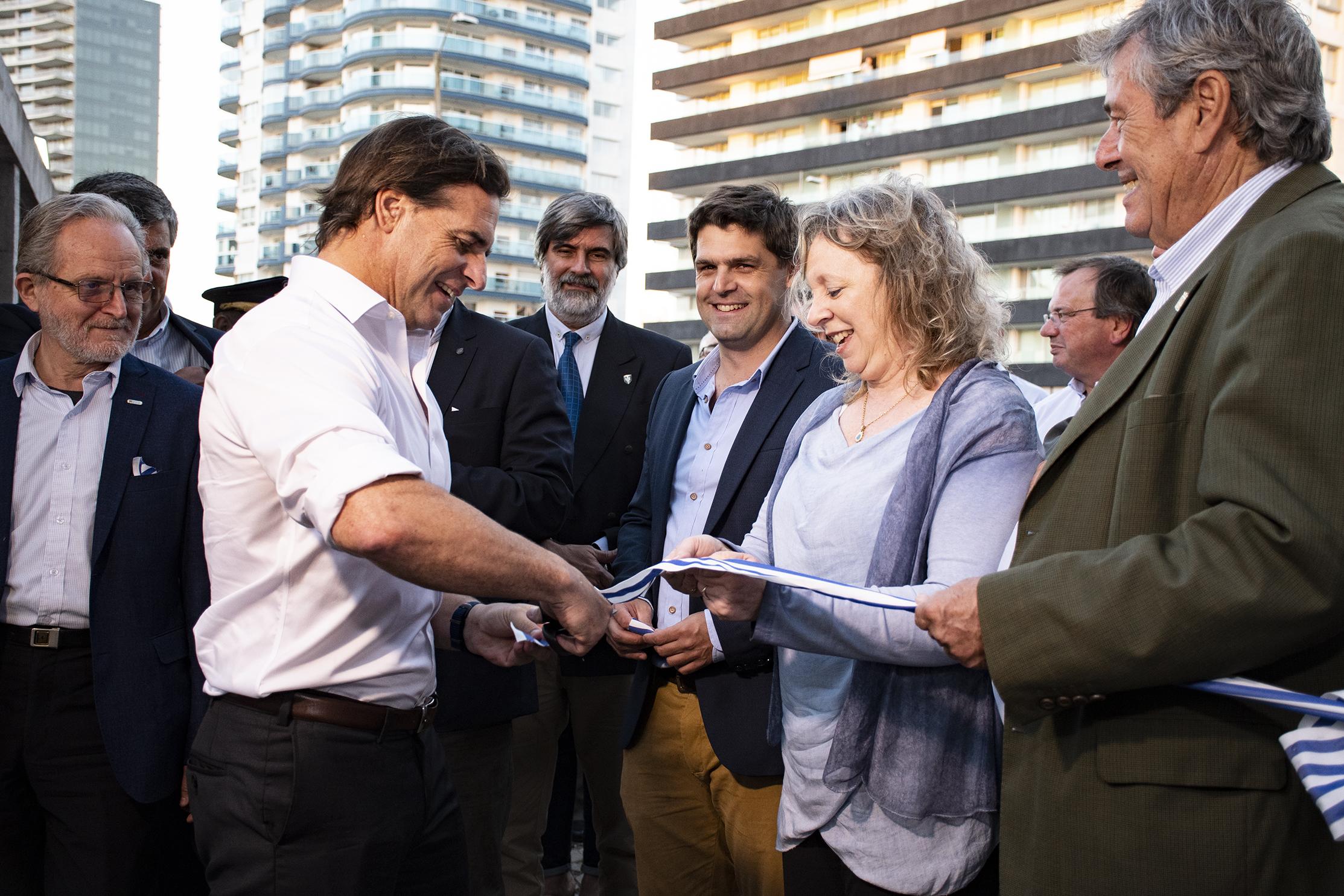 La inauguración oficial: corte de cinta por parte del Presidente de la República Luis Lacalle Pou.