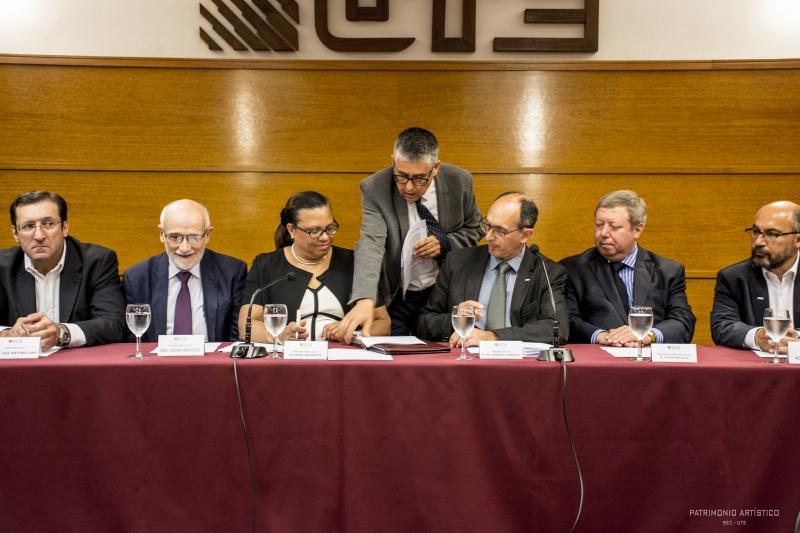 Imagen presidente Casaravilla y funcionarios en mesa