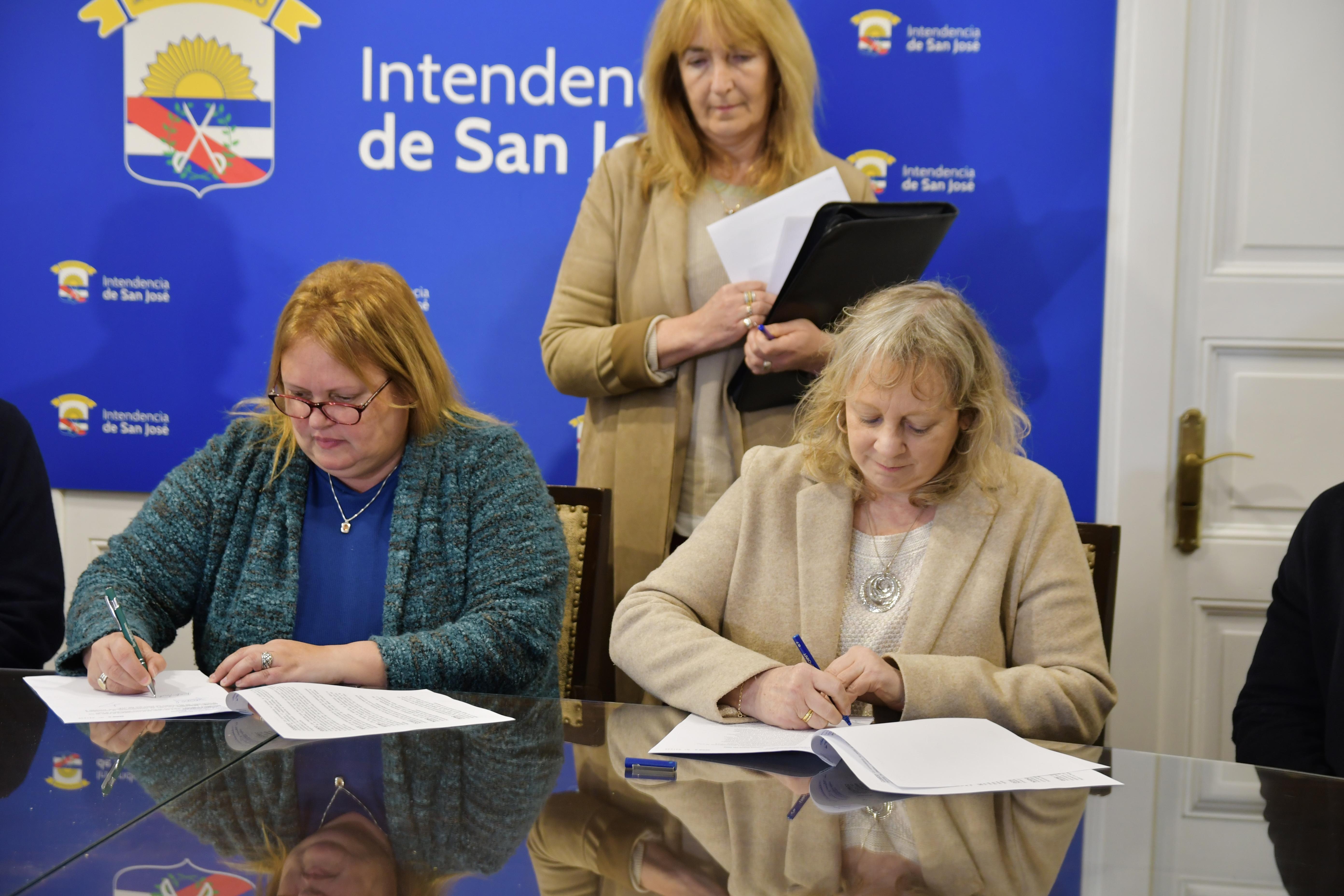 Ana María Bentaberri y Silvia Emaldi suscriben los acuerdos