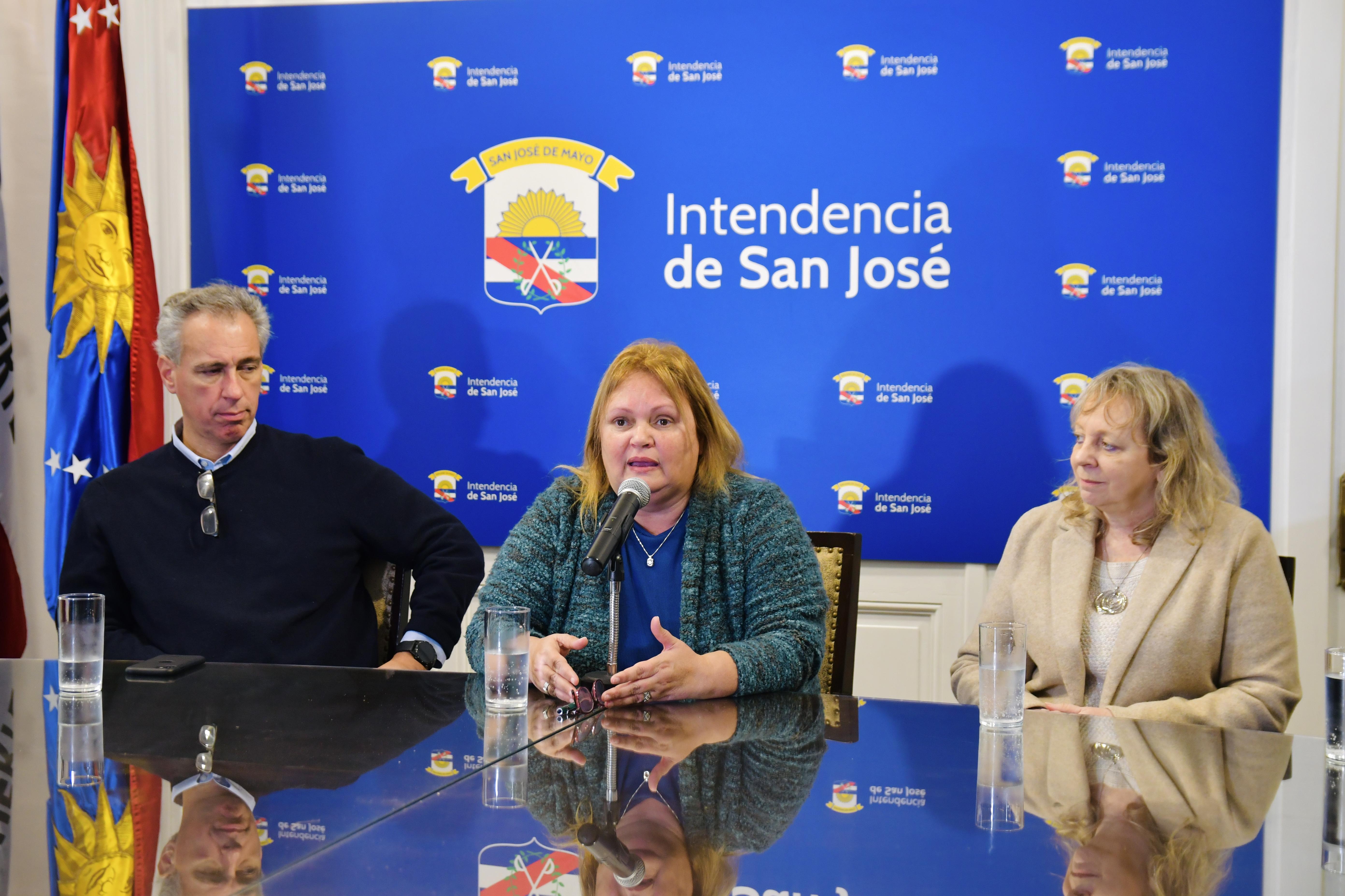 Intendente de San José junto a presidenta y vicepresidente de UTE