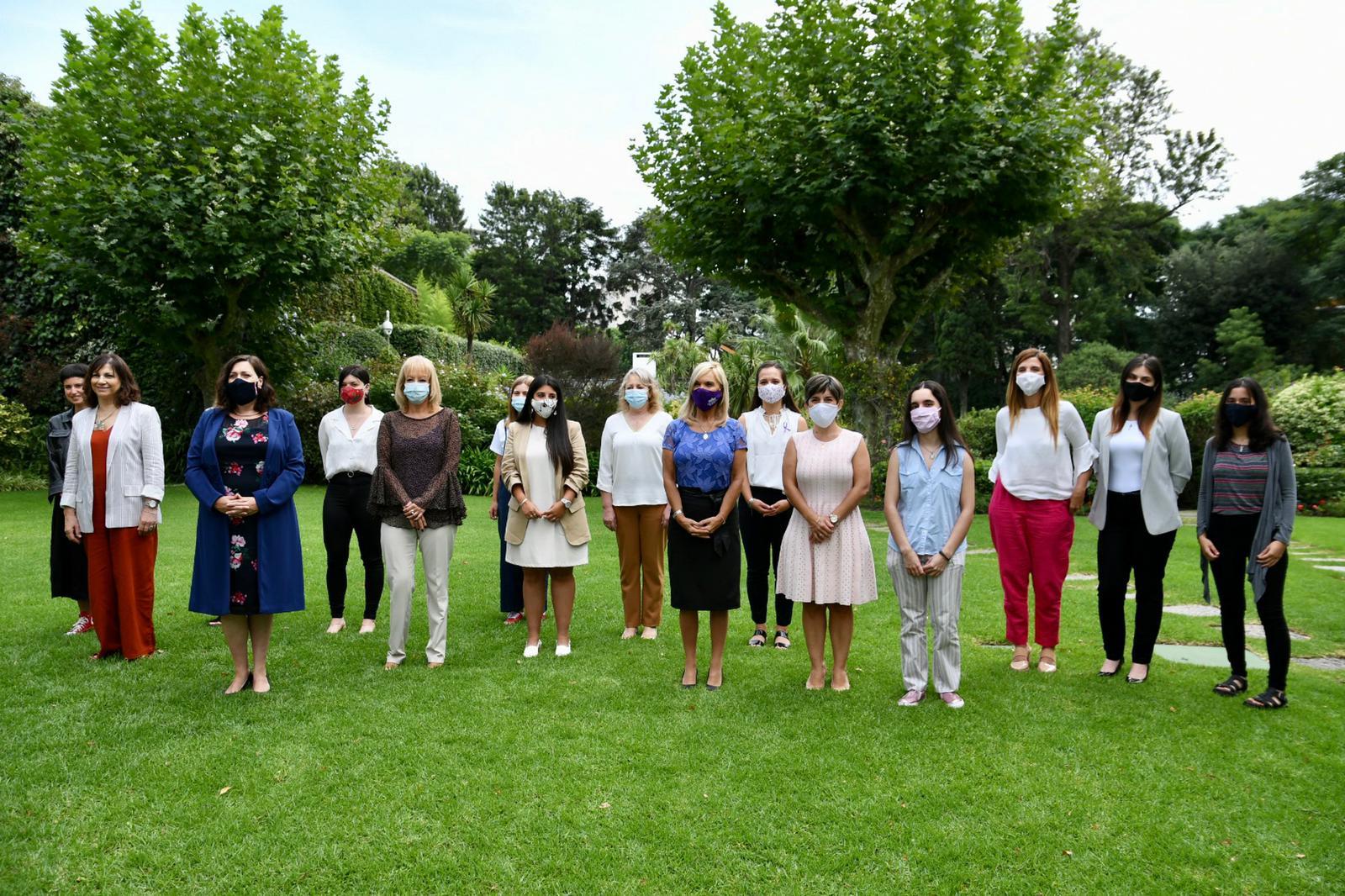 Ocho mujeres líderes uruguayas y ocho jóvenes aspirantes a serlo participaron de esta novedosa experiencia