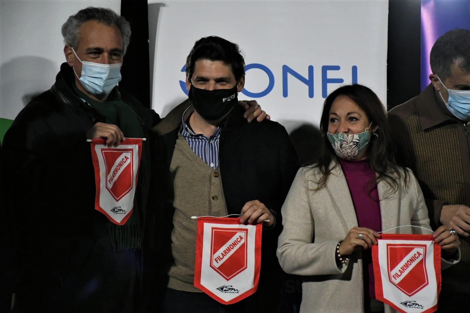 Directores de UTE Julio Luis Sanguinetti, Felipe Algorta y Fernanda Cardona con banderín obsequio del anfitrión