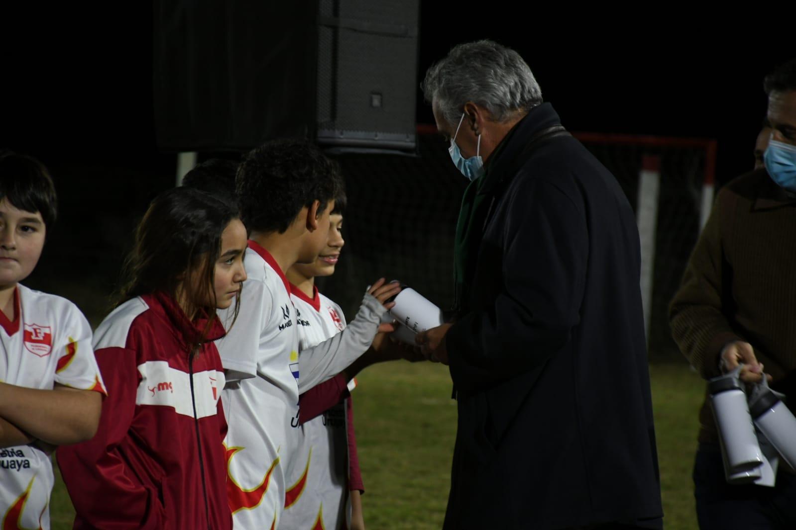 El Vicepresidente de UTE, Julio Luis Sanguinetti, entrega obsequios a los pequeños deportistas