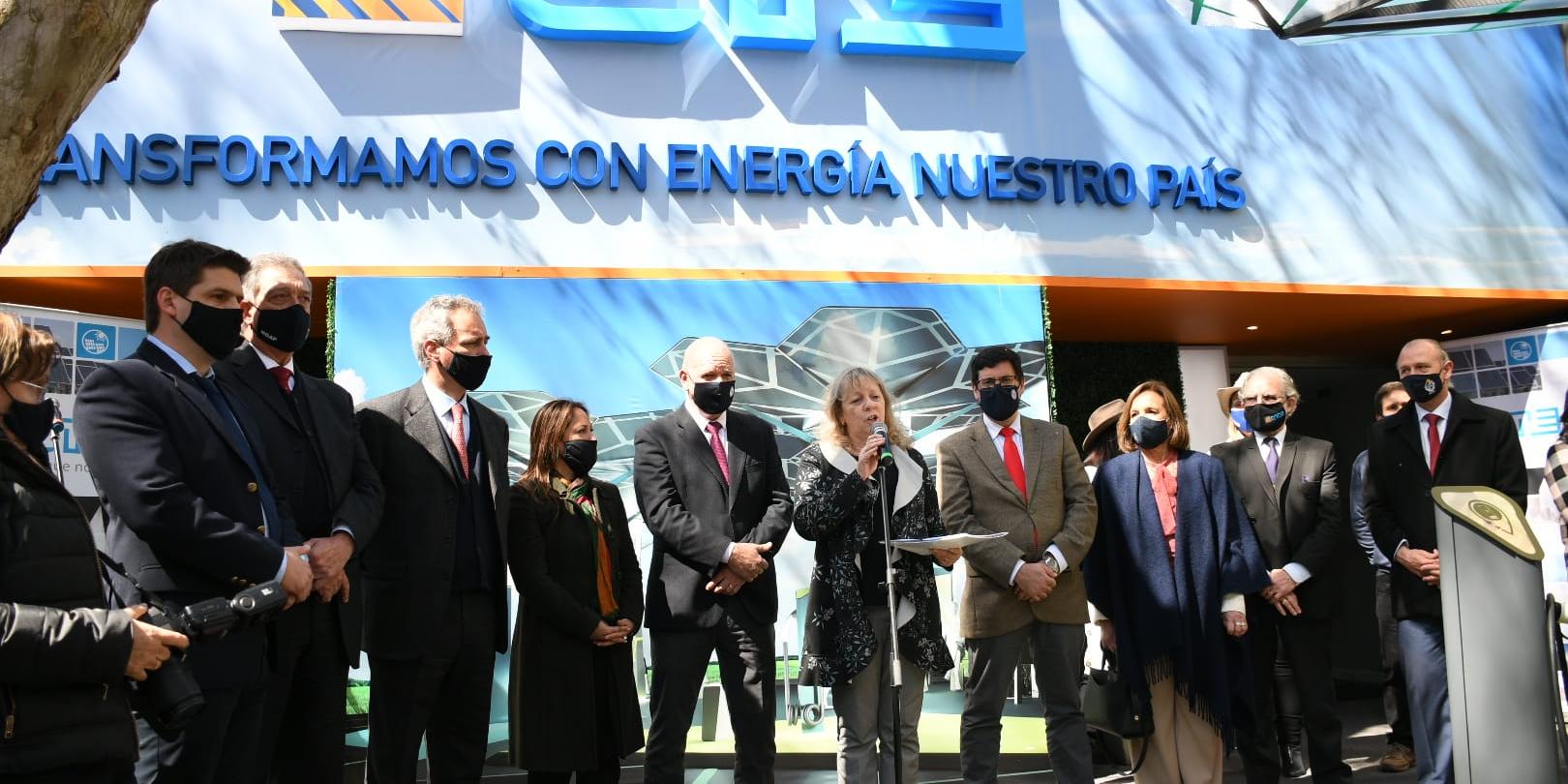 Autoridades de UTE, MIEM y MGAP en la inauguración del stand