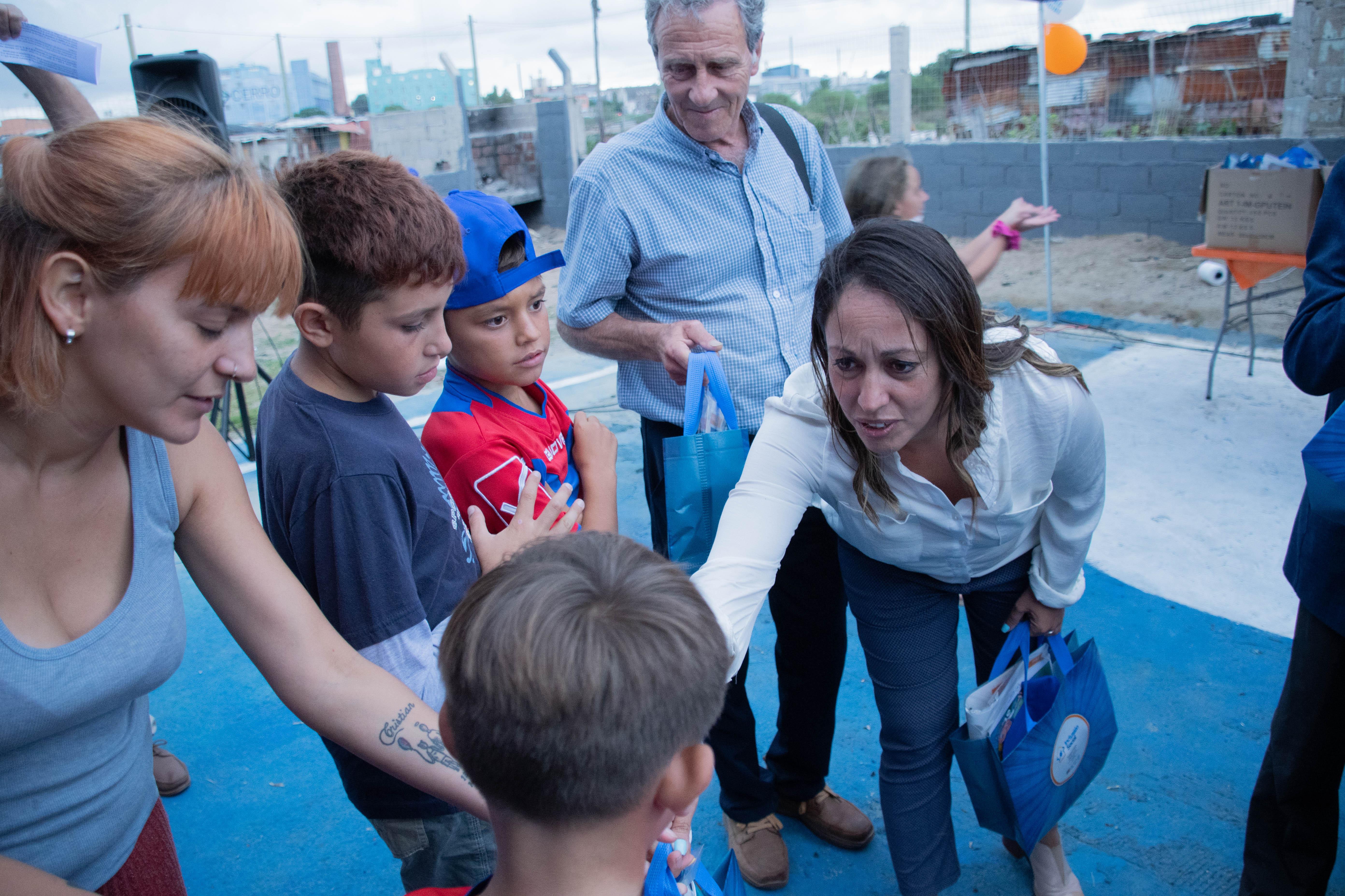 Directora Fernanda Cardona hace entrega de Kits Educativos de UTE