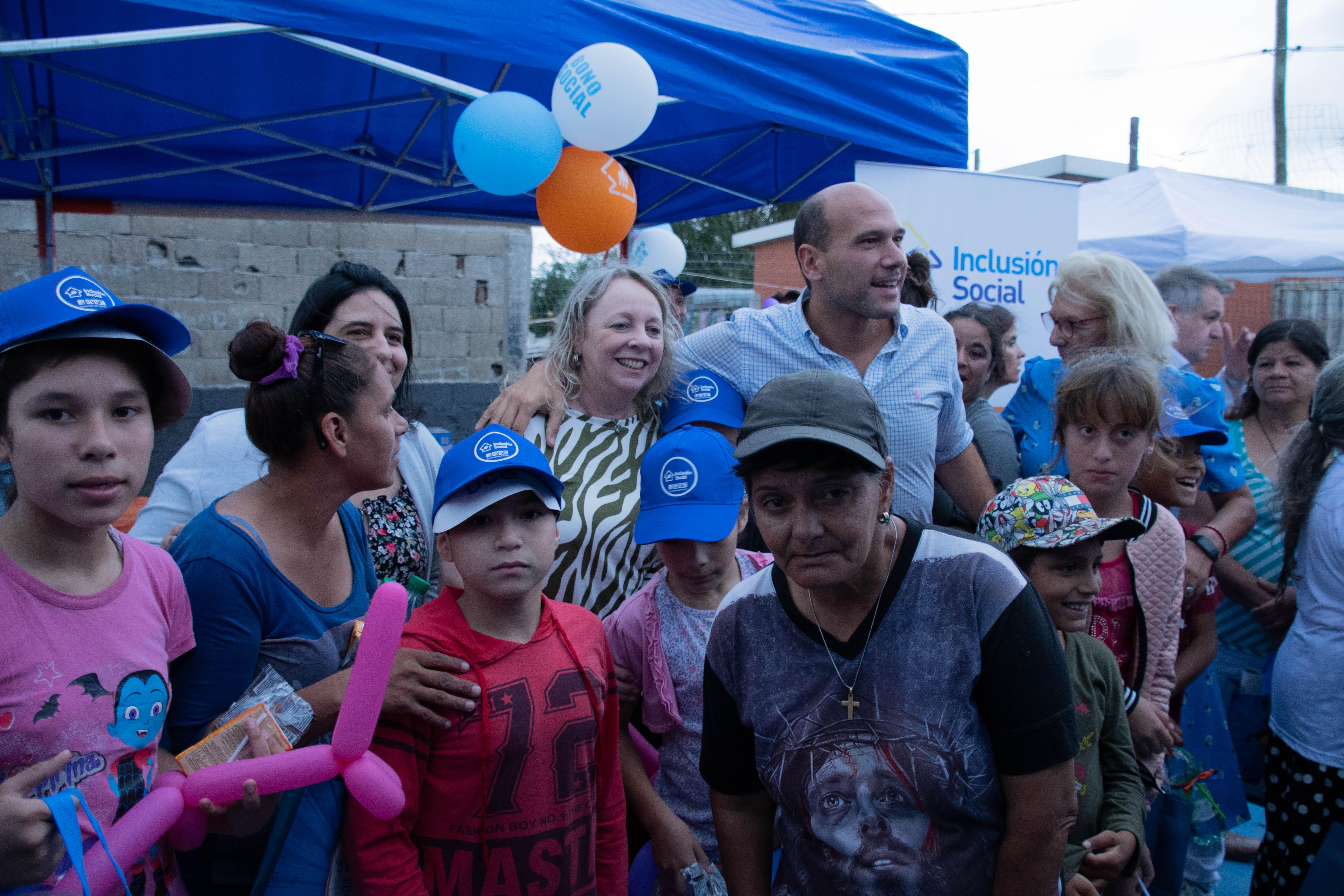 Autoridades junto a vecinos del Barrio Unidos