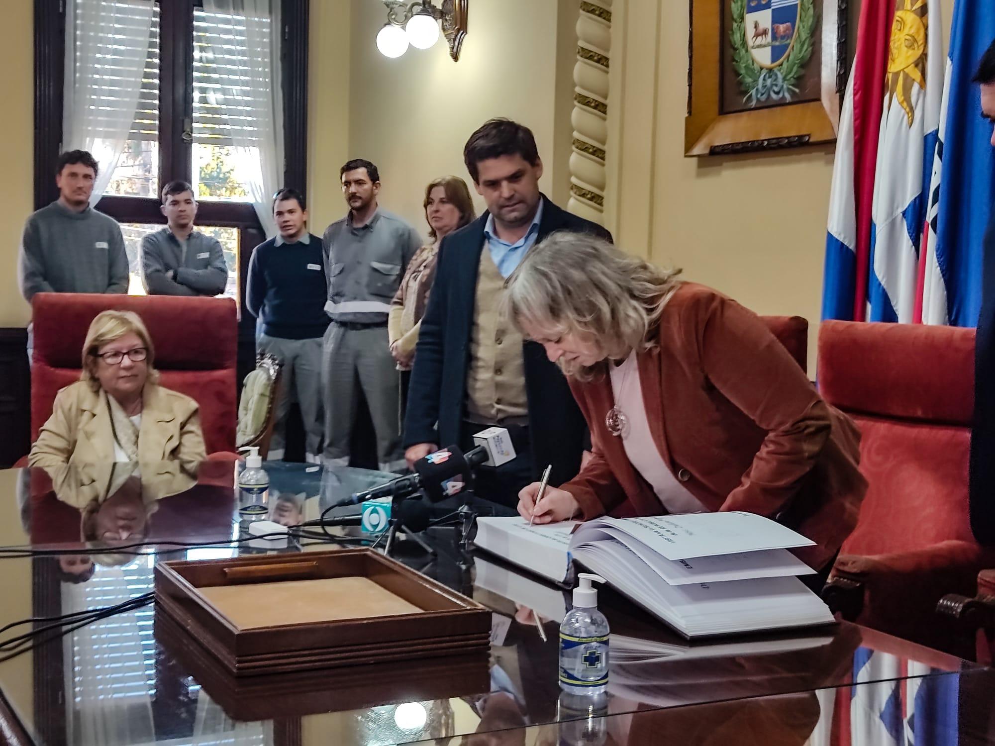 Presidenta de UTE firmando el Libro de Honor de la Intendencia de Paysandú