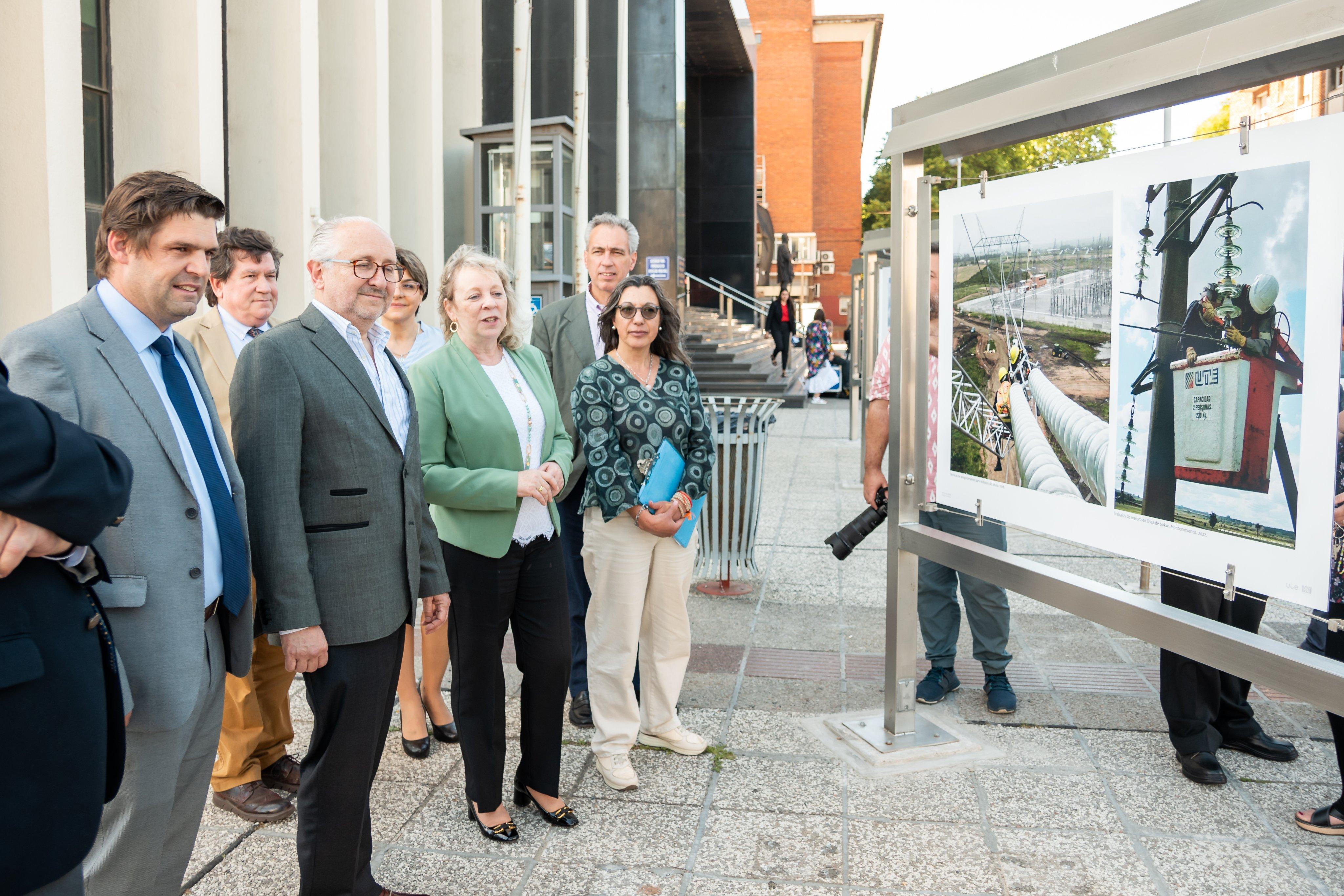 Autoridades de UTE y MEC visitan la fotogalería ubicada al frente del Palacio de la Luz
