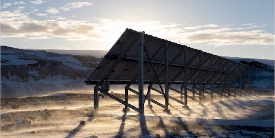 Paneles solares en Base Artigas de la Antártida